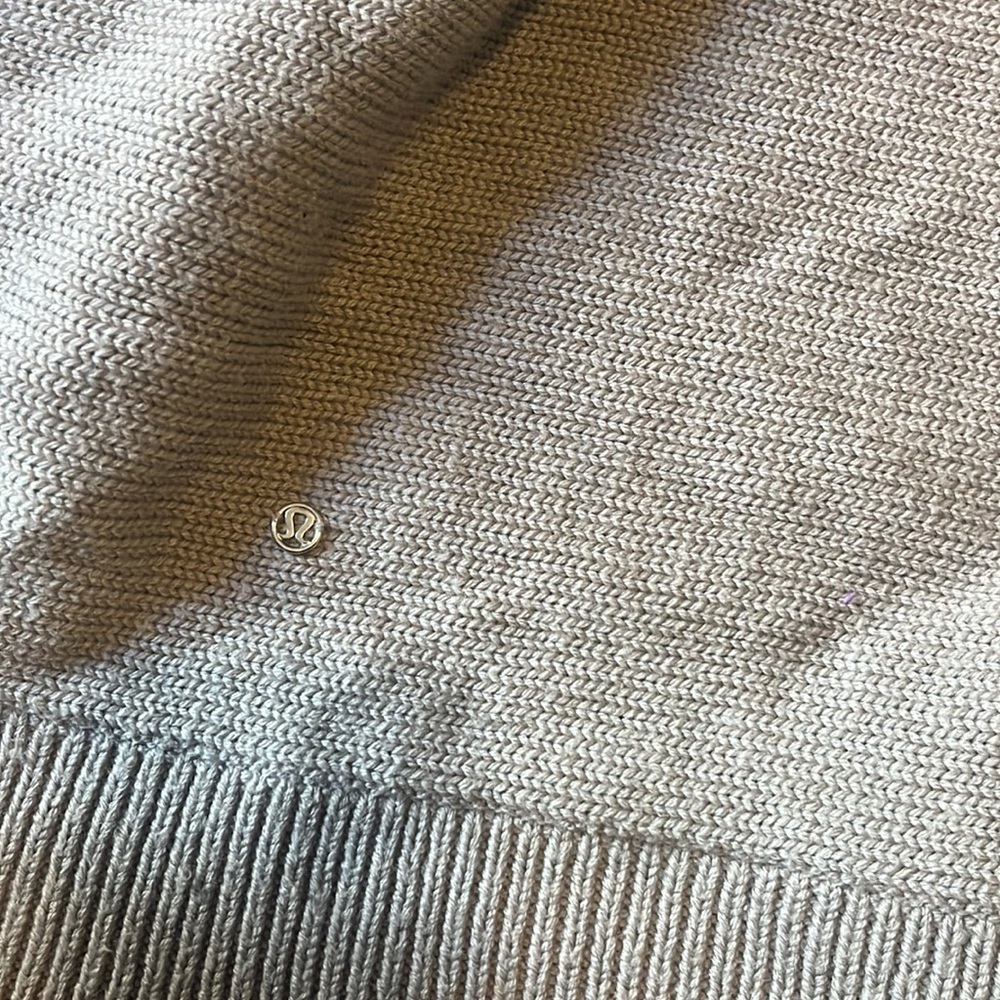 Lululemon Wrap it Up sweater- 100% merino wool Size 4-6 - Picture 7 of 7
